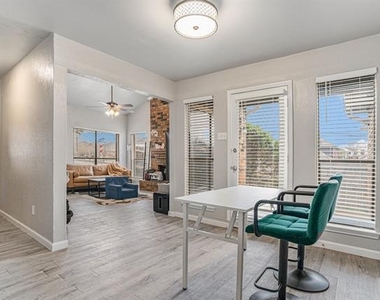 2201 Jackson Circle - Photo Thumbnail 7