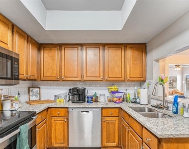 2201 Jackson Circle - Photo Thumbnail 8