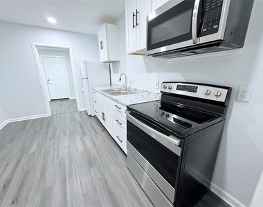 1326 W Sears Street - Photo Thumbnail 9