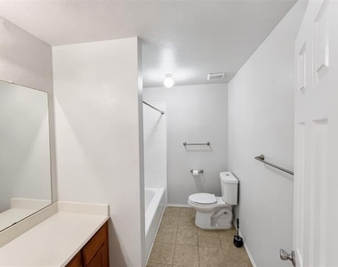 3211 Roundtree Lane - Photo Thumbnail 2
