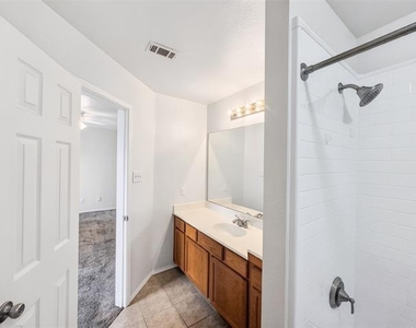3211 Roundtree Lane - Photo Thumbnail 3
