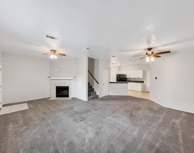 3211 Roundtree Lane - Photo Thumbnail 4