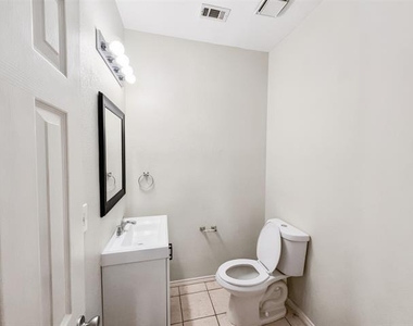 3211 Roundtree Lane - Photo Thumbnail 7