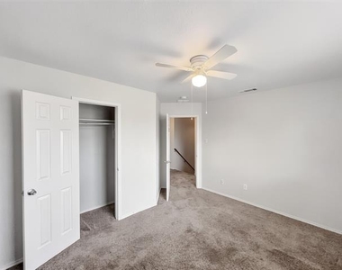 3211 Roundtree Lane - Photo Thumbnail 6
