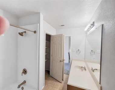3211 Roundtree Lane - Photo Thumbnail 21