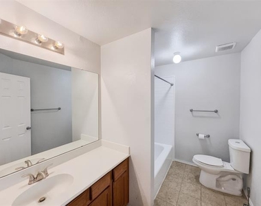 3211 Roundtree Lane - Photo Thumbnail 12