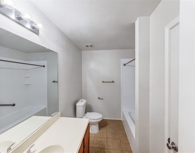 3211 Roundtree Lane - Photo Thumbnail 11