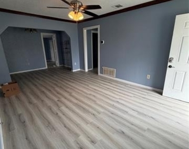 1227 W Avenue Avenue E - Photo Thumbnail 2