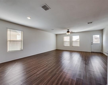 305 Falling Star Drive - Photo Thumbnail 7
