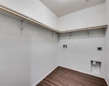 305 Falling Star Drive - Photo Thumbnail 24