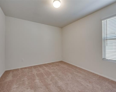305 Falling Star Drive - Photo Thumbnail 17