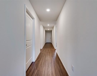 305 Falling Star Drive - Photo Thumbnail 5