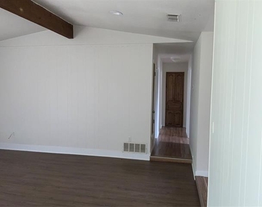 147 Hillcrest Street - Photo Thumbnail 4