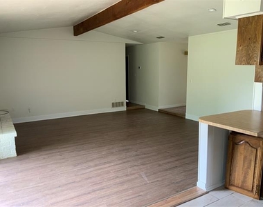 147 Hillcrest Street - Photo Thumbnail 7