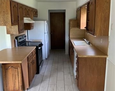 147 Hillcrest Street - Photo Thumbnail 2