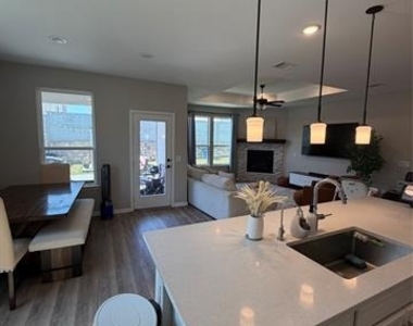 1300 Starling Street - Photo Thumbnail 7