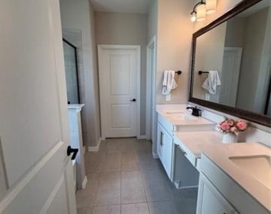 1300 Starling Street - Photo Thumbnail 9