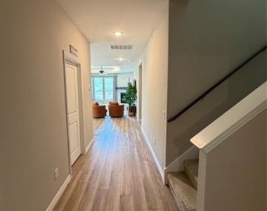 1300 Starling Street - Photo Thumbnail 3