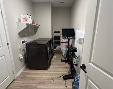 1300 Starling Street - Photo Thumbnail 11