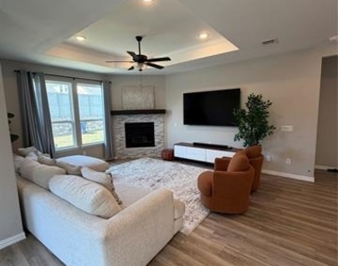 1300 Starling Street - Photo Thumbnail 5