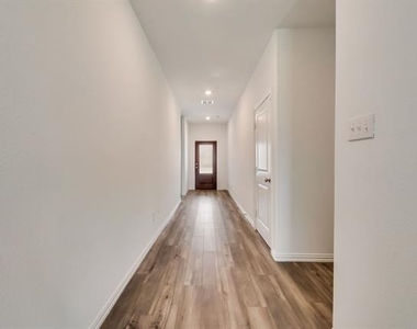 1833 Lake Grove Drive - Photo Thumbnail 2