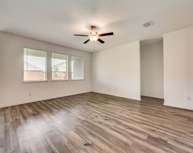 1833 Lake Grove Drive - Photo Thumbnail 5