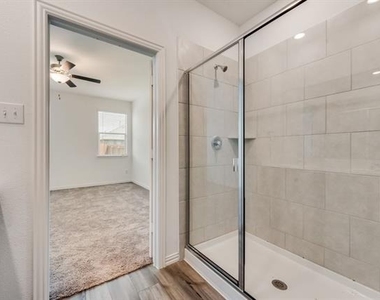 1833 Lake Grove Drive - Photo Thumbnail 18