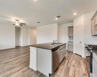 1833 Lake Grove Drive - Photo Thumbnail 8