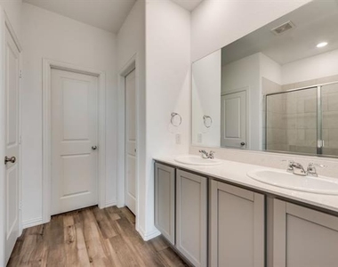 1833 Lake Grove Drive - Photo Thumbnail 17