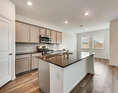 1833 Lake Grove Drive - Photo Thumbnail 10