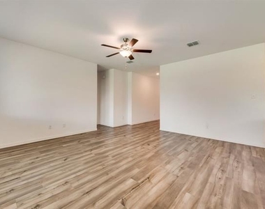 1833 Lake Grove Drive - Photo Thumbnail 6