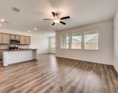 1833 Lake Grove Drive - Photo Thumbnail 4