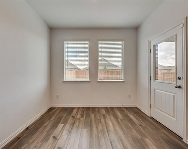 1833 Lake Grove Drive - Photo Thumbnail 12