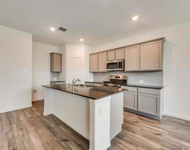 1833 Lake Grove Drive - Photo Thumbnail 7