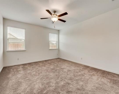 1833 Lake Grove Drive - Photo Thumbnail 13