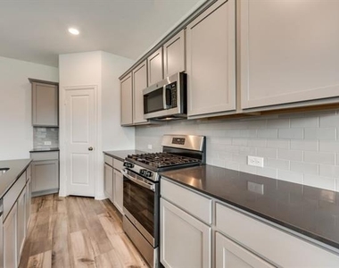 1833 Lake Grove Drive - Photo Thumbnail 9