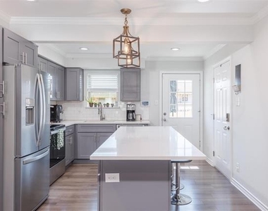 5076 Matilda Street - Photo Thumbnail 3