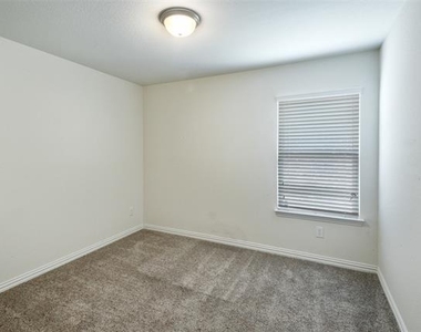 913 Rosewood Street - Photo Thumbnail 9
