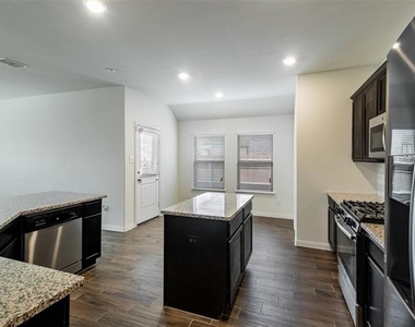 913 Rosewood Street - Photo Thumbnail 3