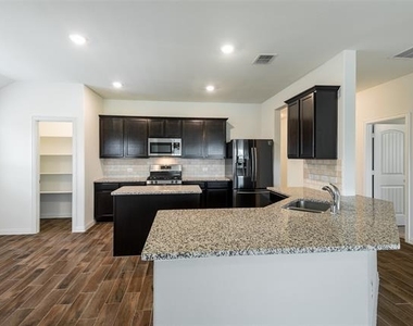 913 Rosewood Street - Photo Thumbnail 2