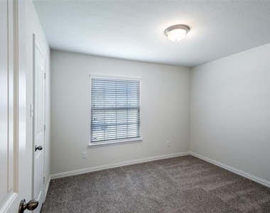 913 Rosewood Street - Photo Thumbnail 10