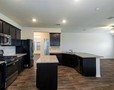 913 Rosewood Street - Photo Thumbnail 4