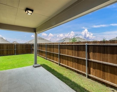 913 Rosewood Street - Photo Thumbnail 12