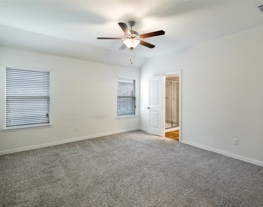 913 Rosewood Street - Photo Thumbnail 6
