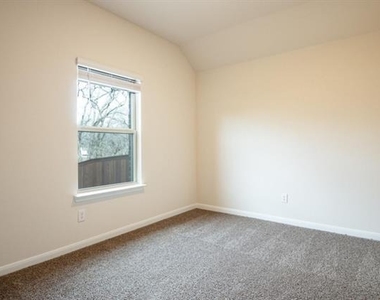 3936 Oak Creek Circle - Photo Thumbnail 11