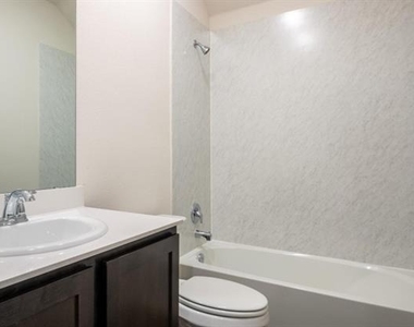 3936 Oak Creek Circle - Photo Thumbnail 14