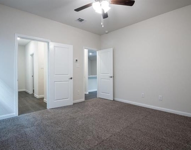 3936 Oak Creek Circle - Photo Thumbnail 9