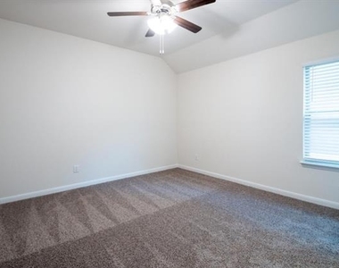 3936 Oak Creek Circle - Photo Thumbnail 8
