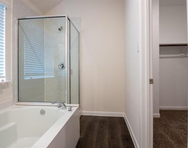 3936 Oak Creek Circle - Photo Thumbnail 10