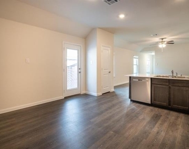 3936 Oak Creek Circle - Photo Thumbnail 7